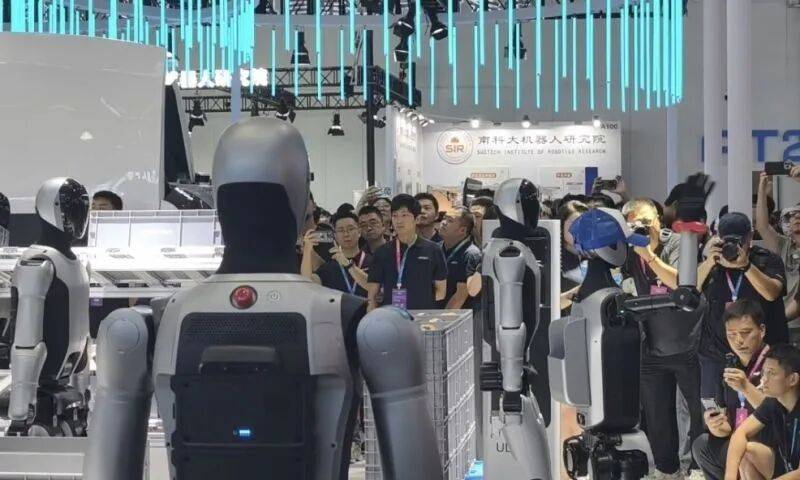 人形機(jī)器人賽道風(fēng)起云涌 優(yōu)必選獲10億美元融資，智能研發(fā)駛?cè)肟燔?chē)道